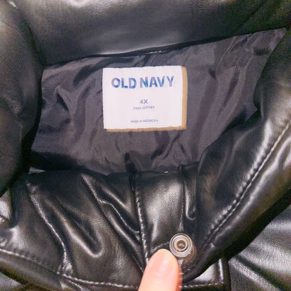 Old Navy Women's Black Puffer Vest - Picture 6 of 10